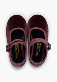 Zapatos Mary Jane de terciopelo burdeos con punta redonda, hebilla ajustable y forro interior negro. Exterior texturizado con una construcción robusta.