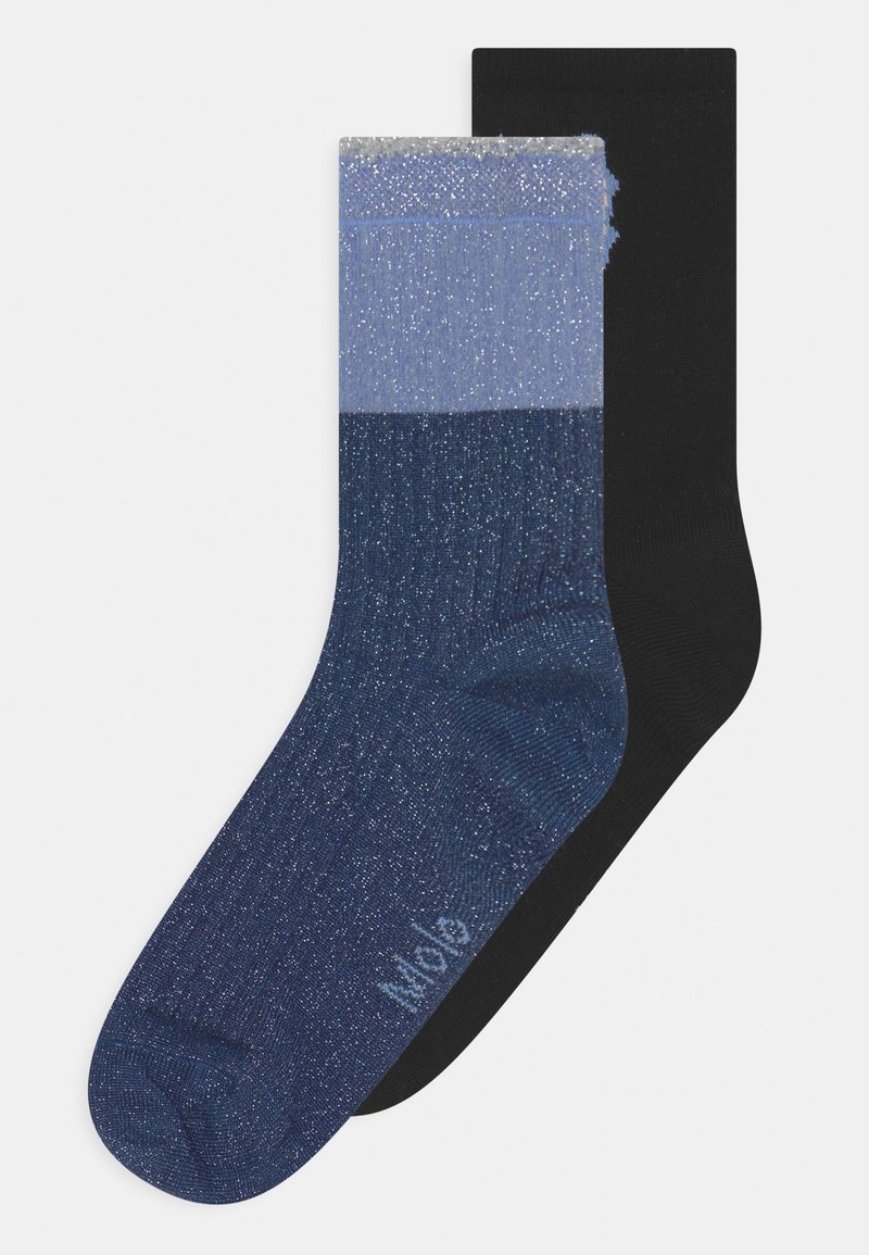 Dois pares de meias: uma em preto, a outra em gradiente de tons de azul com uma textura brilhante. Cada meia tem uma cor sólida contrastante.