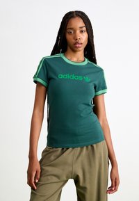 adidas Originals GRAPHIC BADGE SLIM 3-STRIPES - Triko s potiskem - mineral green