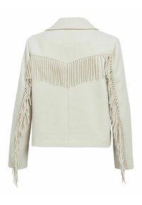 Chaqueta color crema con cuello, que presenta detalles de flecos verticales en la parte posterior y las mangas, hecha de una tela texturizada.