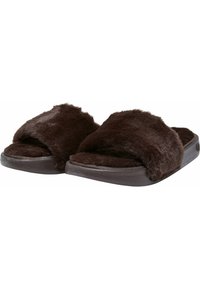 Brune faux pels-slipper med en bred, polstret rem og en teksturert gummisåle. Myk finish og holdbart design egnet for innendørs bruk.