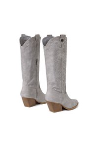 Stivali alti in suede grigio con dettagli perforati, punta appuntita, cerniere laterali e tacco impilato. Accentuati con motivi in rilievo.