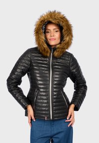 Černá prošívaná bunda s umělou kožešinou na kapuci, zapínání na zip a dvěma bočními kapsami. Hladký povrch s viditelným prošíváním a kovovými akcenty.
