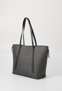 Borsa a tracolla in materiale grigio con manici in pelle. Presenta un motivo geometrico ripetuto e una tasca laterale con zip.