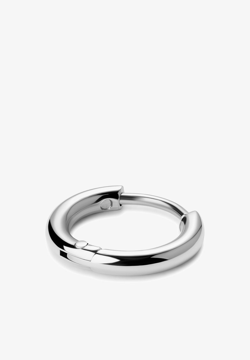 Ørering i rustfrit stål med en poleret finish. Har et sømløst design og en lille knaplukning for sikker lukning.