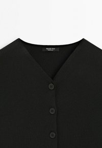 Sort V-udskæring cardigan med tre sorte knapper og et "Massimo Dutti" mærke ved kraven, der viser en fin strikket stofstruktur.