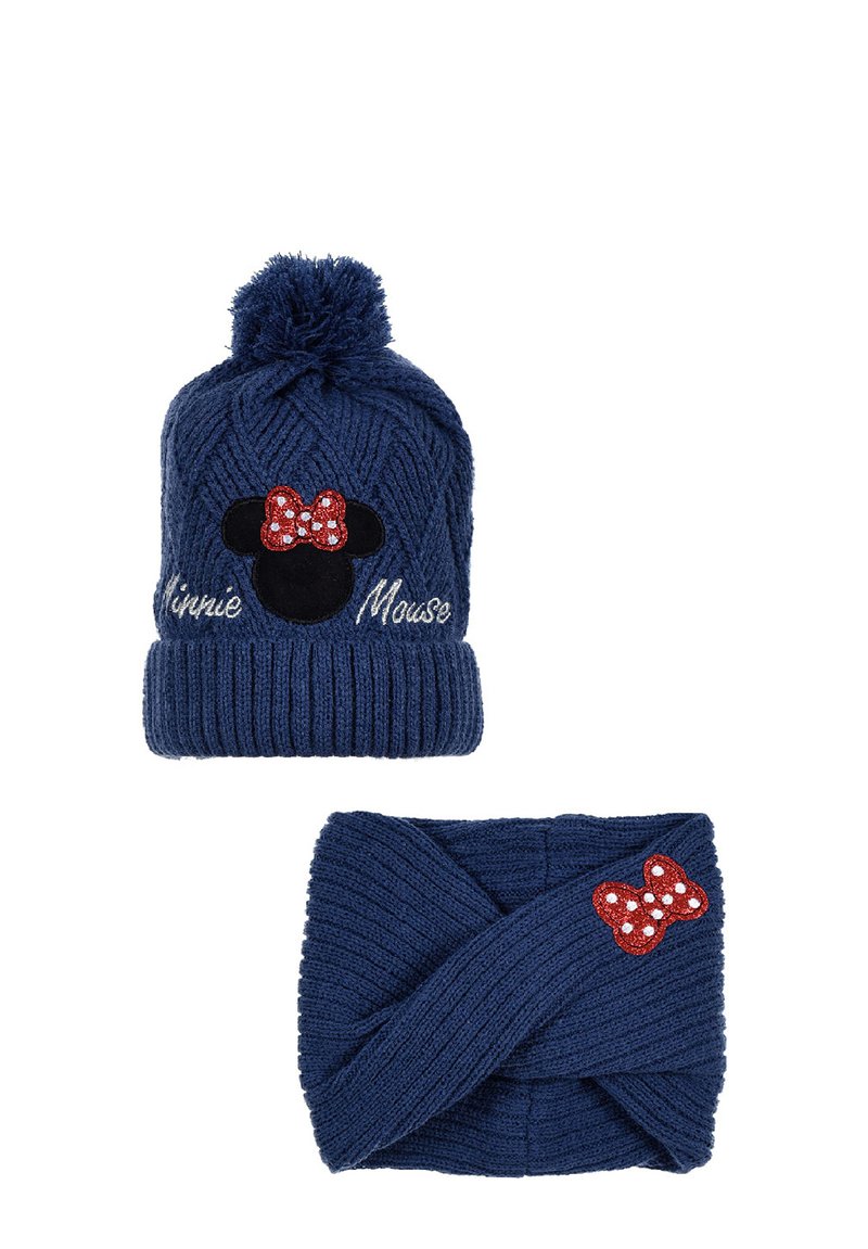 Beanie lavorato a maglia blu navy con pompon, caratterizzato da un'applicazione di Minnie Mouse in paillettes rosse e testo ricamato. Include una sciarpa coordinata.