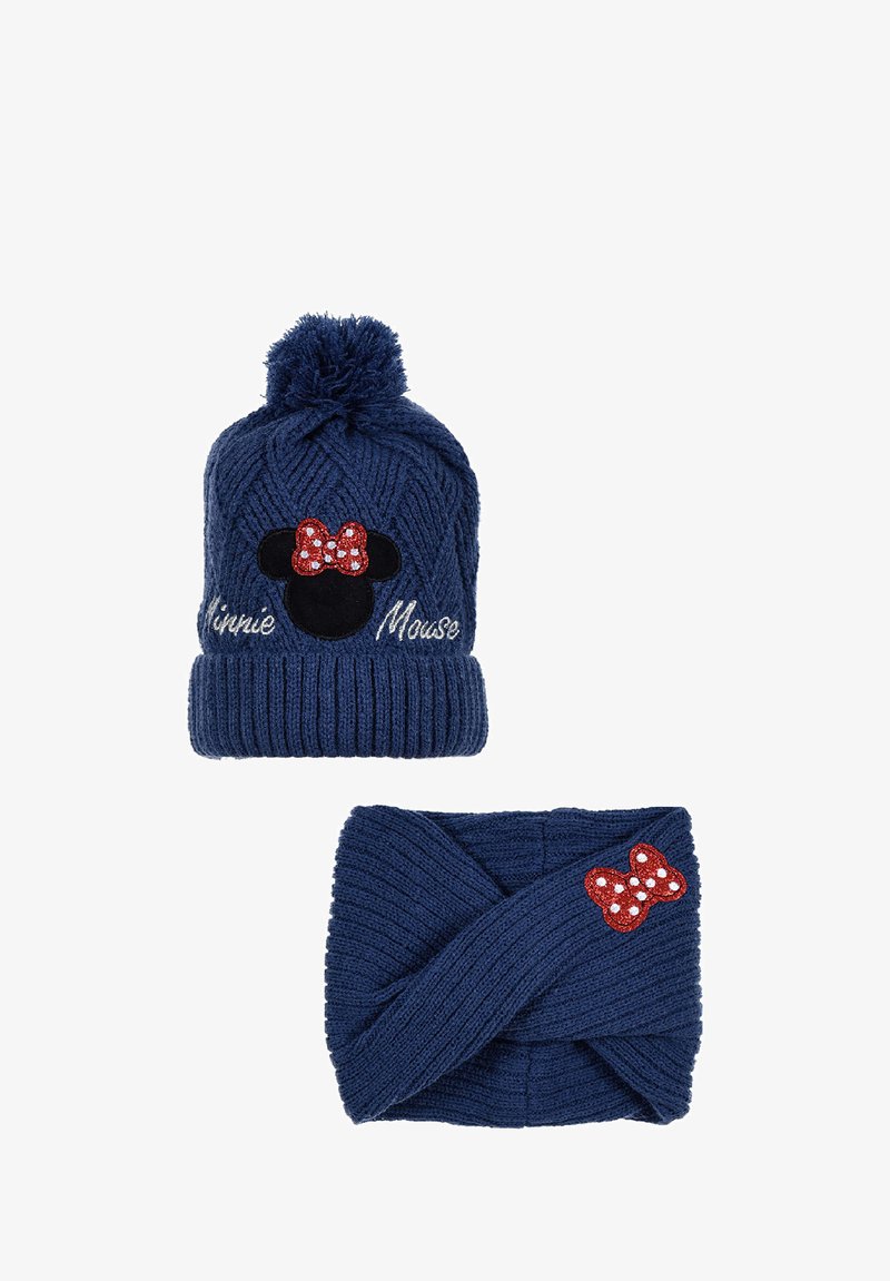 Beanie lavorato a maglia blu navy con pompon, caratterizzato da un'applicazione di Minnie Mouse in paillettes rosse e testo ricamato. Include una sciarpa coordinata.