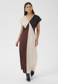 Duga haljina s V-izrezom, s dizajnom u blokovima boja u bež, crnoj i burgundiji. Glatka tkanina i široke rukave na kapicu.