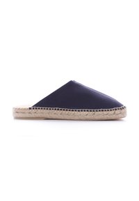 Scarpa slip-on in tela blu marina con suola in corda di juta, caratterizzata da un punta affilata e una texture liscia. Le cuciture sono visibili lungo il bordo della suola.