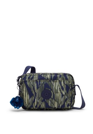Bolso bandolera rectangular con patrón abstracto azul y verde, bolsillo frontal con cremallera, correa azul marino ajustable y llavero con pompón azul unido.