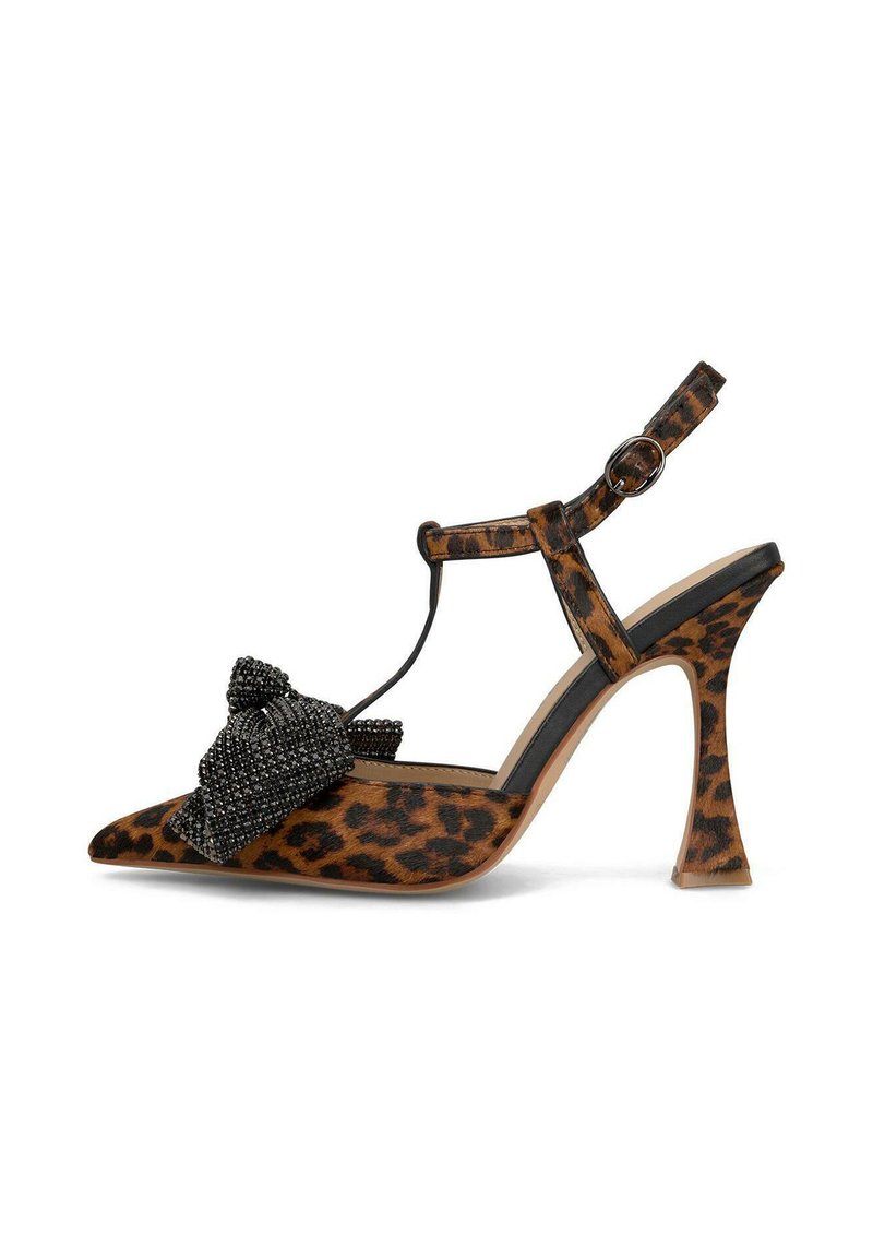 Zapato de tacón alto con estampado de leopardo, punta afilada, correa ajustable en el tobillo y un gran lazo de cuentas negras en la parte frontal. Acentos de tacón transparente.