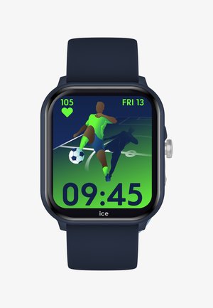 Marine smartwatch med firkantet skærm, livlig grøn og blå baggrund, der viser klokken 09:45 og hjertefrekvensen 105, med et grafisk billede af en fodboldspiller.