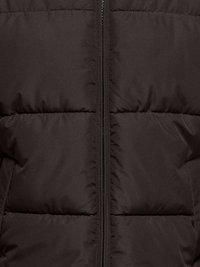 Μαύρο μπουφάν πούφ με καπιτονέ τμήματα, φερμουάρ μπροστά και λείο ύφασμα, σχεδιασμένο για μόνωση και ζεστασιά.