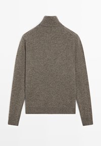 Ein schlichter brauner langärmliger Rollkragenpullover mit geripptem Kragen, Bündchen und Saum, flach auf einem weißen Hintergrund ausgelegt.