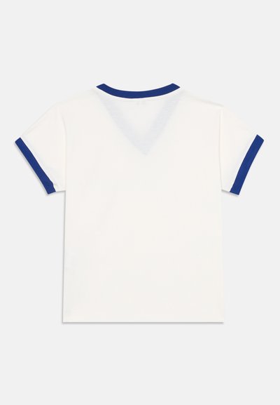 Chemise blanche à manches courtes avec bordure bleue sur le col et les bords des manches, vue de dos sur un fond uni.