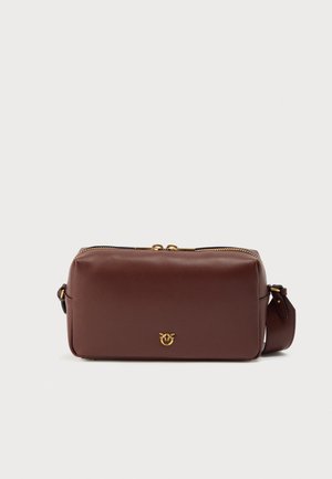 SHOULDER - Bolso de mano - burgundy wine/antique gold-coloured