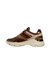 Bruine en beige sneaker met een gestructureerde bovenkant van suède en mesh, voorzien van een zwarte accenthiel en een lichtgekleurde rubberen zool.