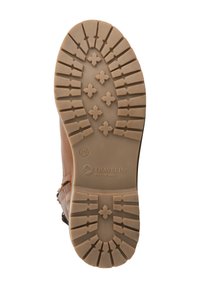 Bruine rubberen schoenzool met een getextureerd loopvlakpatroon, met diamant- en kruisvormen, gelabeld met maat 39 en het merk "TRAVELIN'."