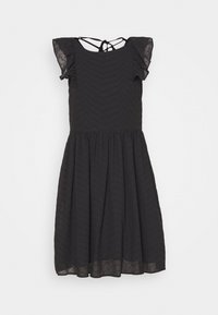 Svart klänning med texturerad tyg, korta volangärmar, en figurnära bodice och en utsvängd kjol. Har ett korsat ryggdetalj.