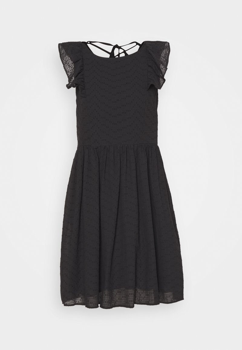 Svart klänning med texturerad tyg, korta volangärmar, en figurnära bodice och en utsvängd kjol. Har ett korsat ryggdetalj.