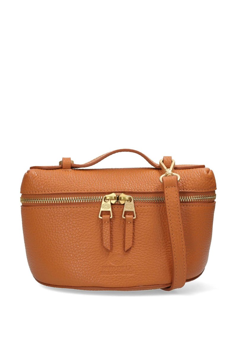 Borsa cosmetica in pelle color cuoio con superficie texturizzata, doppio zip in tonalità oro e tracolla removibile. Presenta una forma arrotondata e dettagli con logo impresso.