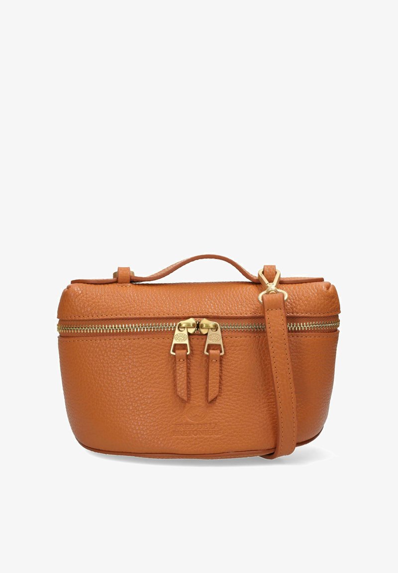 Borsa cosmetica in pelle color cuoio con superficie texturizzata, doppio zip in tonalità oro e tracolla removibile. Presenta una forma arrotondata e dettagli con logo impresso.