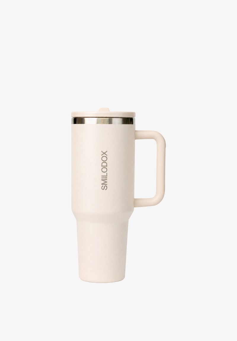 Tasse de voyage isolée couleur crème avec poignée, couvercle et marquage "SMILODOX" sur le côté.