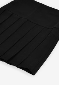 Jupe plissée noire avec une texture lisse, présentant des plis horizontaux et une taille ajustée. Pas de matériel ou d'accents visibles.