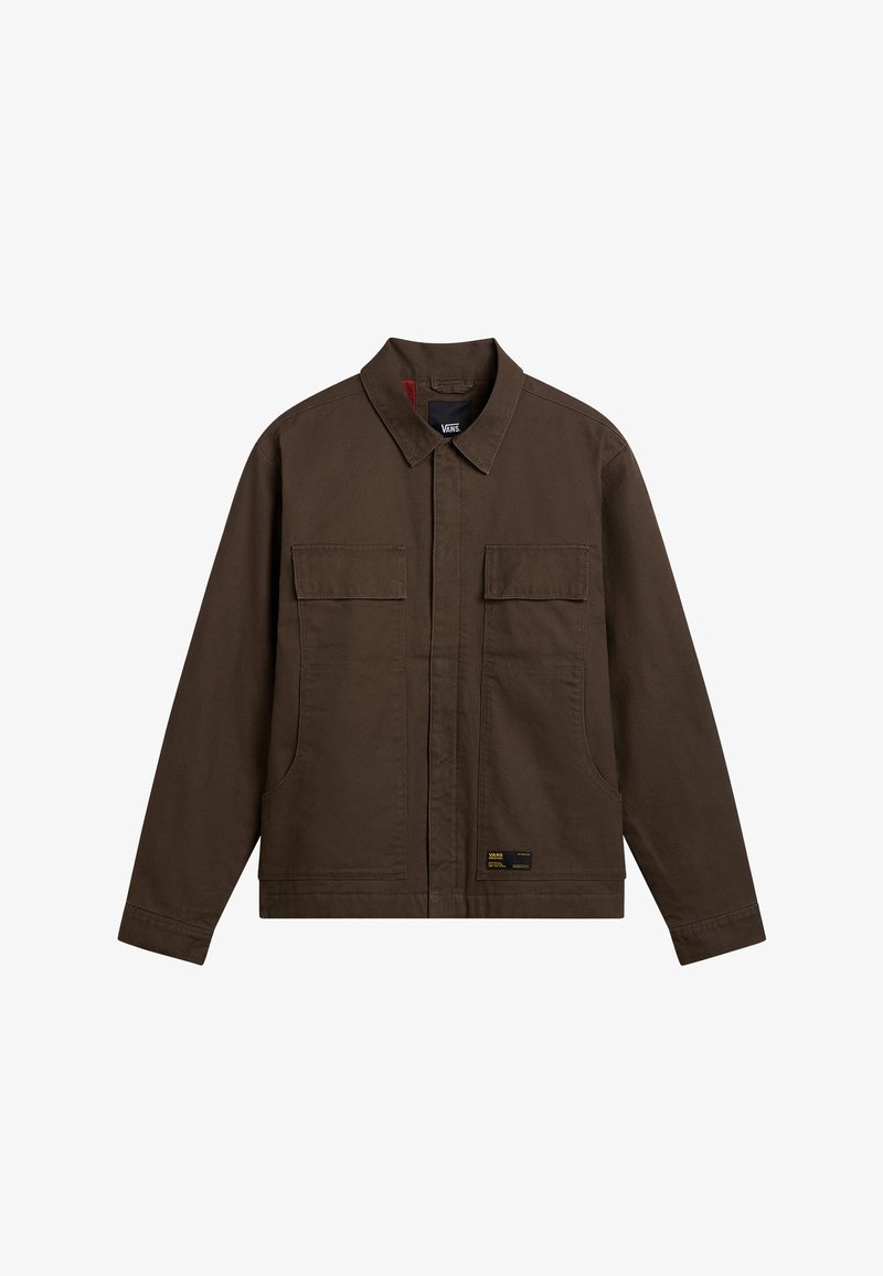 Veste marron à manches longues avec col, deux poches à rabat sur la poitrine, cache-fermeture éclair à l'avant et étiquette de la marque Vans près de l'ourlet.