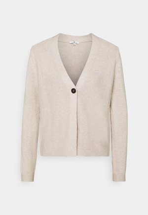 Beige gebreid vest met lange mouwen, diepe V-hals en enkele donkere knoop aan de voorkant in het midden.