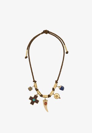 Brązowy naszyjnik z liny z różnymi zawieszkami: brązowy krzyż z turkusowym, pazur, niebieski kamień, wzorzyste kółko oraz złote akcenty.