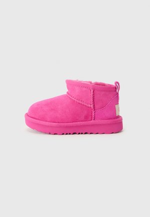 CLASSIC ULTRA MINI - Klasické členkové čižmy - pink