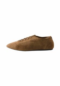 Scarpe in suede marrone con punta arrotondata, design a profilo basso e lacci. Presentano una superficie liscia e cuciture minime sui lati.