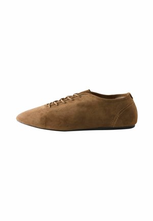 Scarpe in suede marrone con punta arrotondata, design a profilo basso e lacci. Presentano una superficie liscia e cuciture minime sui lati.