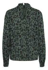 Blusa verde con un motivo astratto nero e testurizzato. Presenta un colletto alto con volant e una apertura a occhio di pernice sul retro, con maniche lunghe.