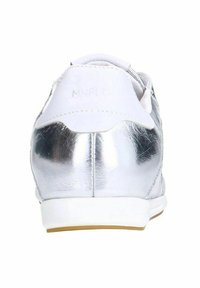 Zilverkleurige metallic sneaker met witte accenten, gladde textuur, ronde vorm en platte rubberen zool. Aan de achterkant is er logo-detail zichtbaar.