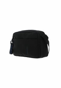Borsa a tracolla nera in nylon con scomparto principale con zipper, tasca frontale e una tracolla blu con marchio. Caratterizzata da un design rettangolare.