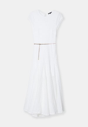 Fehér ruha texturált anyagból, rövid ujjakkal, kerek nyakkal, testhez simuló derékkal és láncbelsővel, térd alá érő szoknyával.