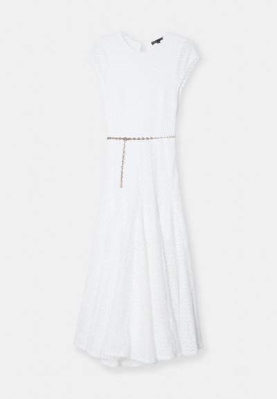 Weißes Kleid aus strukturiertem Stoff, mit kurzen Ärmeln, einem runden Ausschnitt und einer taillierten Taille mit einer Kettengürtel, der zu einem knielangen Rock fließt.