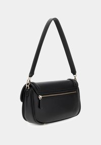 Borsa a tracolla in pelle nera con pattina, tasca con zipper e tracolla regolabile. Presenta una texture liscia e dettagli in metallo dorato.