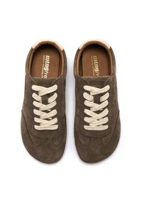 Zapatillas de ante marrón con puntera redondeada, que presentan cordones crema y sutiles detalles de costura. Logotipo impreso en la plantilla.