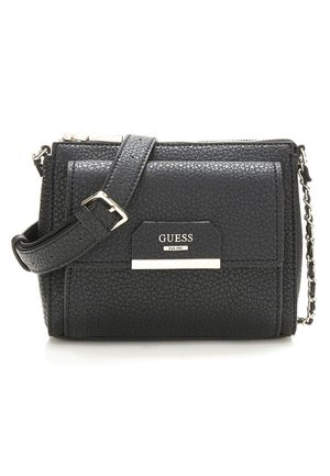 Schwarze, strukturiert geprägte Guess Crossbody-Tasche aus Leder mit verstellbarem Riemen, Fronttasche, silberner Kette und gebrandeter Metallplatte.
