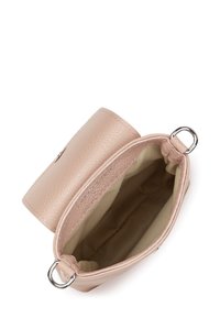 Borsa a tracolla in pelle rosa, con superficie testurizzata, finiture in argento, vista dall'alto aperta. L'interno presenta una fodera beige e numerosi scomparti.