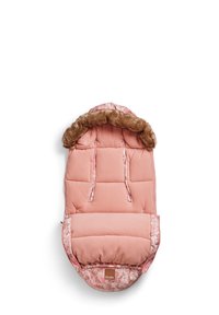 Rosa polstret babysovepose med hætte kantet med imiteret pels og kanter med blomsterprint, designet til varme og komfort.