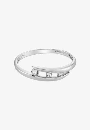 Bague en argent avec trois pierres précieuses rondes et transparentes, posée sur une bande moderne légèrement courbée avec des espaces ouverts entre les pierres.