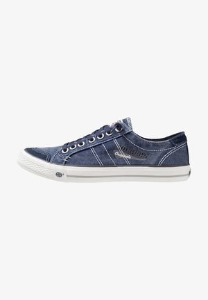 Denim-Sneaker mit dunkelblauem Stoffoberteil, weißer Gummisohle, runder Zehenpartie und kontrastierenden Nähten, mit sechs Metallösen für die Schnürsenkel.