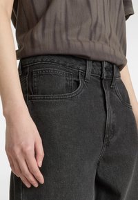 Vans SIRELLE  POCKET PUDDLE - Džíny Relaxed Fit - black