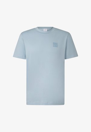 Jasnoniebieska bawełniana koszulka z krótkimi rękawami, okrągłym dekoltem i subtelnym wytłoczonym logo na piersi. Gładka faktura, klasyczny krój.