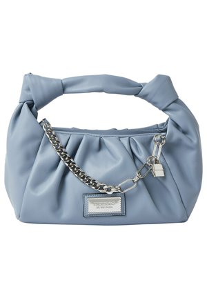 Lyseblå læderhåndtaske med et håndtag knyttet i knude, plisseret design, sølvkædeaccent og et metallisk mærke med brandnavn. Har en lille hængelåsdetalje.